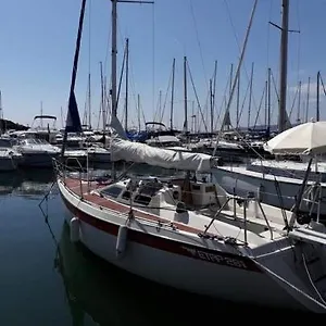 Bateau A Quai St Raphael, 4 Couchages , Voilier Etap 28i Bateau-hôtel