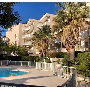 Superbe Avec Piscine Au Bord De La Mer Appartement